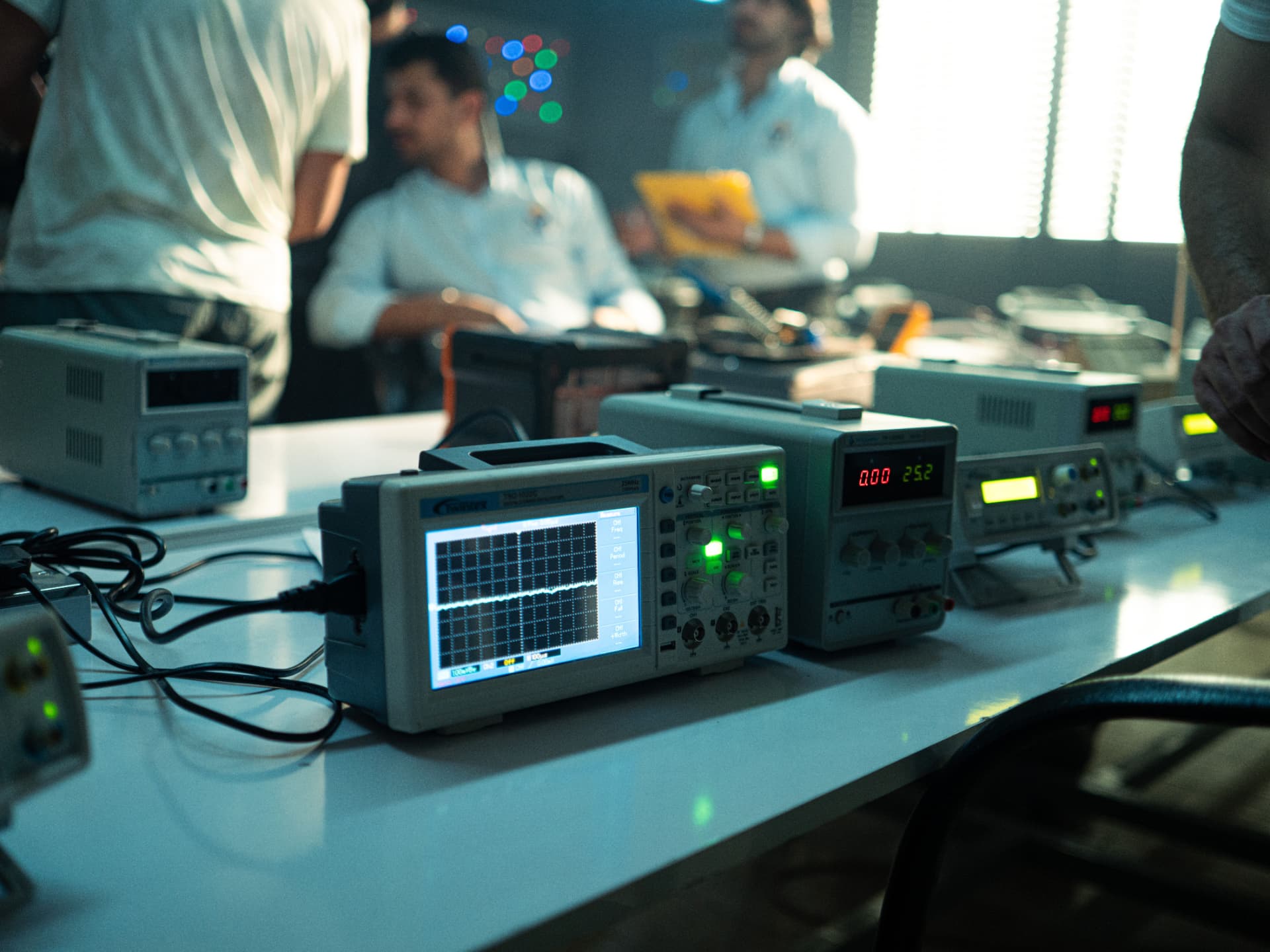 Electronic analysis equipment in a laboratory